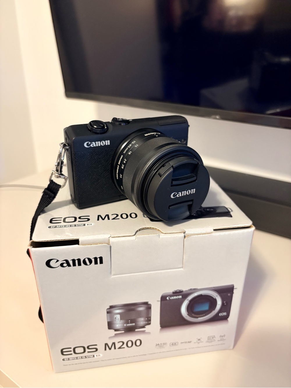 Canon EOS M200 with EF-M 15-45mm Lens (Like New)